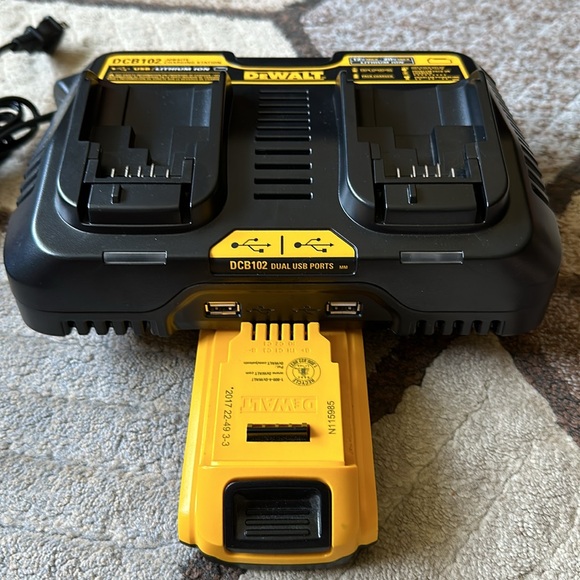 DeWALT BT SPEAKER, CHARGER & BATTERY - Picture 8 of 15